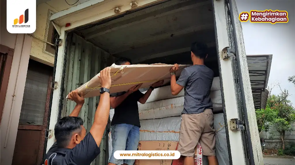 proses angkut barang ke truk pindahan